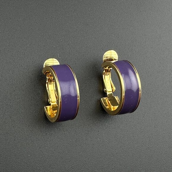 Vintage Sarah Coventry Gold Tone Purple Enamel Hoop Clip On Earrings 3/4" - Picture 1 of 11